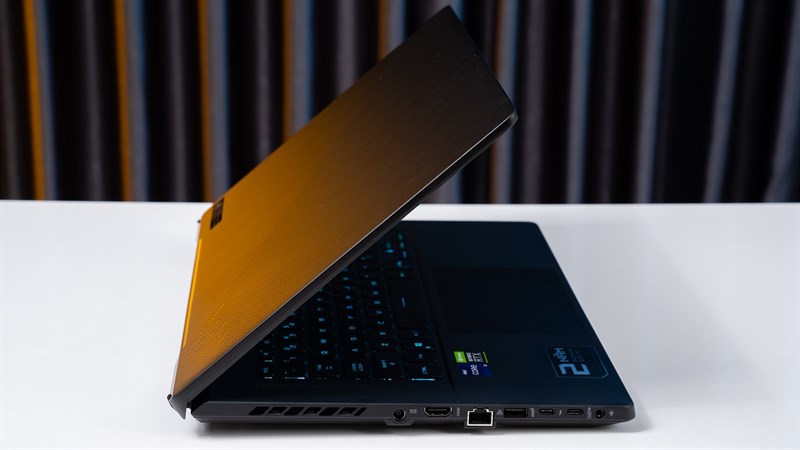 ASUS ROG Zephyrus M16 2022 được hoàn thiện bởi chất liệu nhôm và nhựa mang đến sự chắc chắn ASUS ROG Zephyrus M16 2022 được hoàn thiện bởi chất liệu nhôm và nhựa mang đến sự chắc chắn