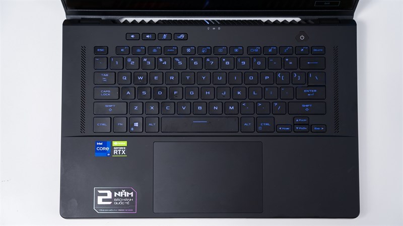 Nội thất bên trong của ASUS ROG Zephyrus M16 2022 với bàn phím tenkeyless nổi bật với đèn LED RGB Nội thất bên trong của ASUS ROG Zephyrus M16 2022 với bàn phím tenkeyless nổi bật với đèn LED RGB