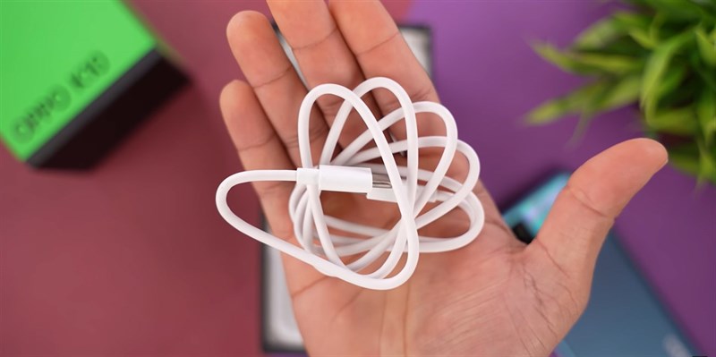 Cáp sạc USB Type-C của OPPO K10 là một món phụ kiện quan trọng để chiếc điện thoại có thể sạc được với công suất 33 W. Nguồn: Tech Unboxing. Cáp sạc USB Type-C của OPPO K10 là một món phụ kiện quan trọng để chiếc điện thoại có thể sạc được với công suất 33 W. Nguồn: Tech Unboxing.