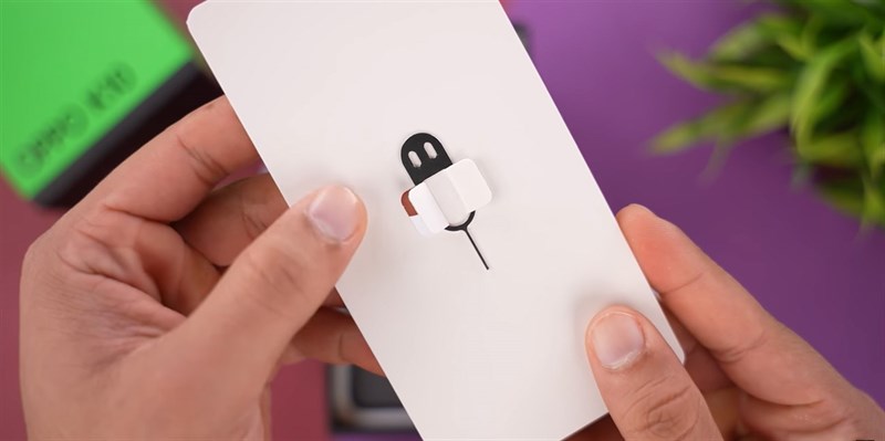 Mở ra bên trong hộp thì chúng ta sẽ thấy được que chọc SIM của OPPO K10. Nguồn: Tech Unboxing. Mở ra bên trong hộp thì chúng ta sẽ thấy được que chọc SIM của OPPO K10. Nguồn: Tech Unboxing.