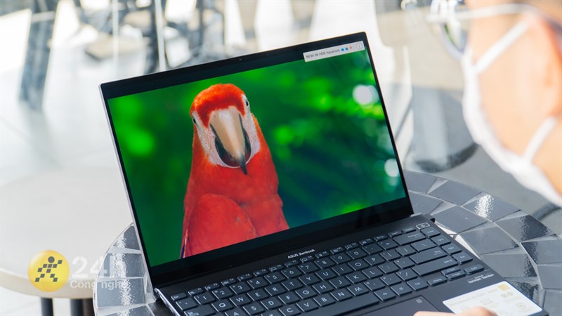 Màn hình của ASUS ZenBook 14X OLED sẽ không được hỗ trợ chống chói nhưng bù lại thì hiển thị rất trong trẻo. Màn hình của ASUS ZenBook 14X OLED sẽ không được hỗ trợ chống chói nhưng bù lại thì hiển thị rất trong trẻo.