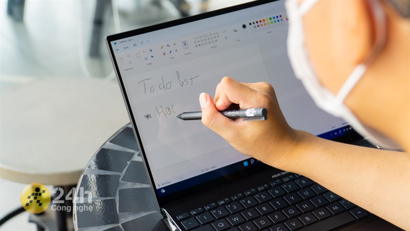 Màn hình của ASUS ZenBook 14X OLED còn có thể cảm ứng được và hỗ trợ cả bút stylus. Màn hình của ASUS ZenBook 14X OLED còn có thể cảm ứng được và hỗ trợ cả bút stylus.