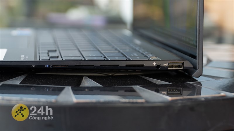 Cạnh phải của ASUS ZenBook 14X OLED. Cạnh phải của ASUS ZenBook 14X OLED.