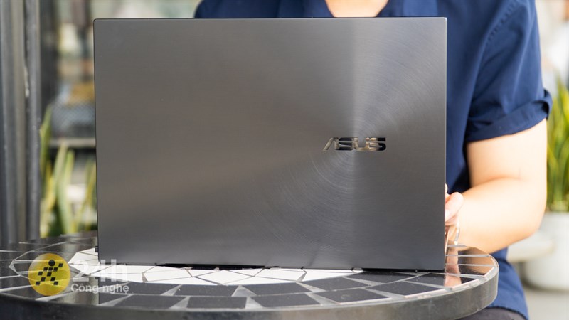 Mặt trước của ASUS ZenBook 14X OLED có thiết kế khá quen thuộc. Mặt trước của ASUS ZenBook 14X OLED có thiết kế khá quen thuộc.