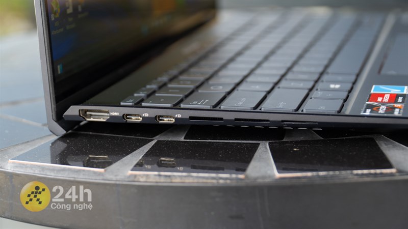 Phần bản lề của ASUS ZenBook 14X OLED cũng được sử dụng kiểu thiết kế Ergo Lift, giúp máy tạo ra một góc nghiêng nhẹ khi mở. Phần bản lề của ASUS ZenBook 14X OLED cũng được sử dụng kiểu thiết kế Ergo Lift, giúp máy tạo ra một góc nghiêng nhẹ khi mở.