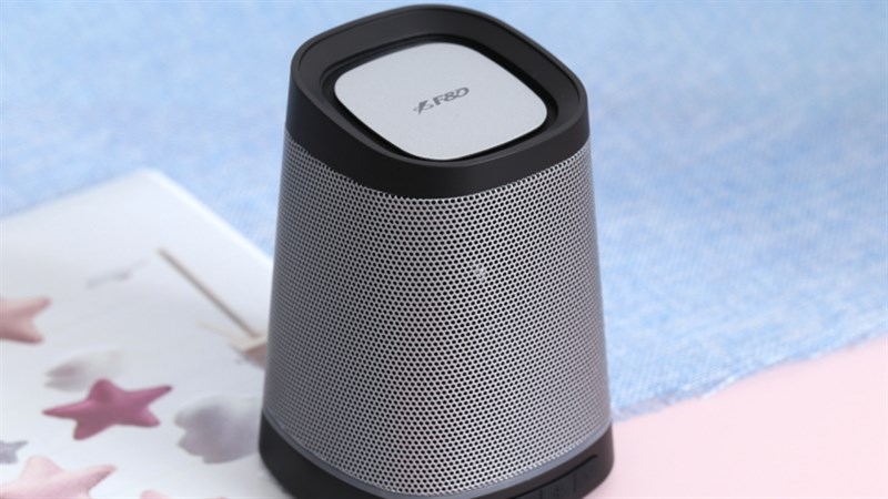 Loa bluetooth là một trong những phụ kiện mà dân mê công nghệ không thể thiếu. Loa bluetooth là một trong những phụ kiện mà dân mê công nghệ không thể thiếu.