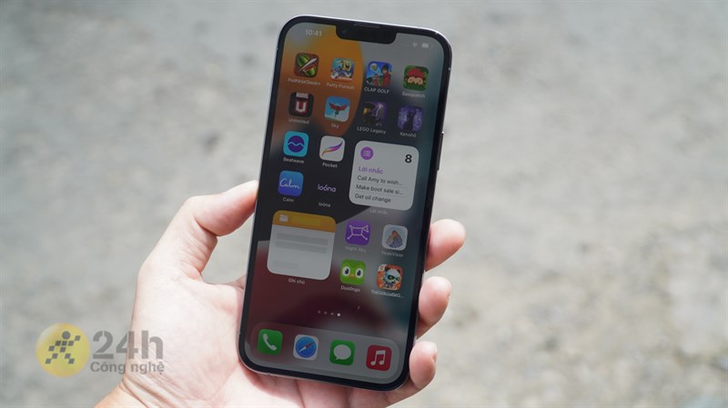 Mình cũng phải mất một khoảng thời gian mới làm quen được cảm giác cầm nắm trên iPhone 13 Pro Max. Mình cũng phải mất một khoảng thời gian mới làm quen được cảm giác cầm nắm trên iPhone 13 Pro Max.