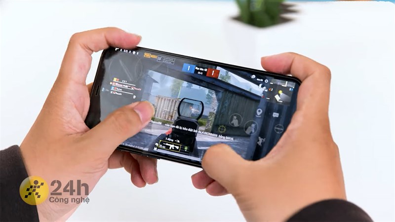 Nếu bạn là một người đam mê những tựa game FPS giống mình thì màn hình ProMotion trên iPhone 13 Pro Max sẽ là một điểm cộng rất lớn. Nếu bạn là một người đam mê những tựa game FPS giống mình thì màn hình ProMotion trên iPhone 13 Pro Max sẽ là một điểm cộng rất lớn.
