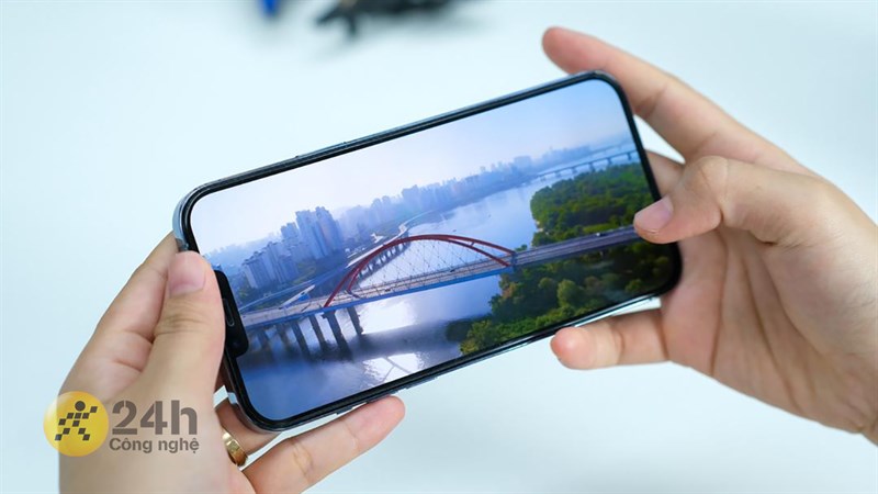 Chất lượng hiển thị của màn hình trên iPhone 13 Pro Max thật sự rất tuyệt vời. Chất lượng hiển thị của màn hình trên iPhone 13 Pro Max thật sự rất tuyệt vời.