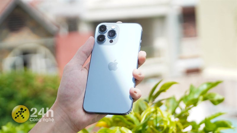Thiết kế tổng thể của iPhone 13 Pro Max không khác biệt quá nhiều so với thế hệ tiền nhiệm. Thiết kế tổng thể của iPhone 13 Pro Max không khác biệt quá nhiều so với thế hệ tiền nhiệm.