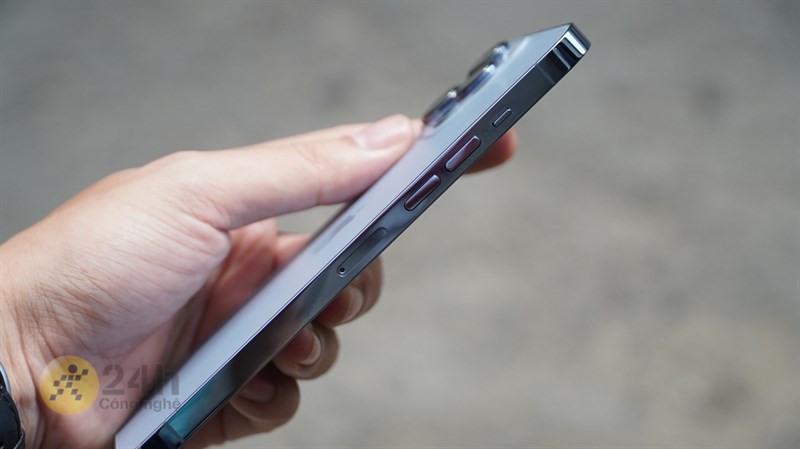 Thiết kế vuông vức của iPhone 13 Pro Max còn làm nổi bật được tông màu của sản phẩm. Thiết kế vuông vức của iPhone 13 Pro Max còn làm nổi bật được tông màu của sản phẩm.
