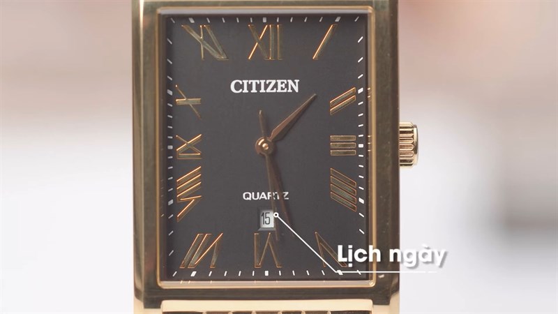 Citizen BH3002-54E có mặt kính khoáng, khung viền thép không gỉ