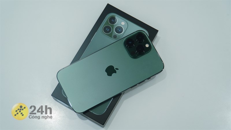 iPhone 13 Pro màu xanh rừng thông