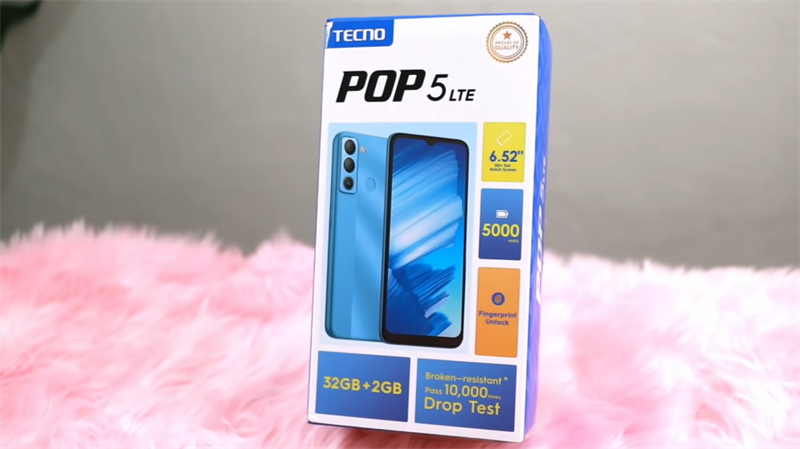 Hộp đựng của Tecno POP 5 LTE có 2 tông màu chủ đạo là xanh và trắng. Nguồn: Liz Tech.