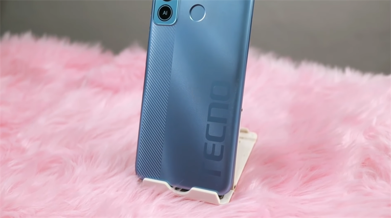 Tecno POP 5 LTE sở hữu một mặt lưng ấn tượng hơn so với phiên bản trước đó. Nguồn: Liz Tech.