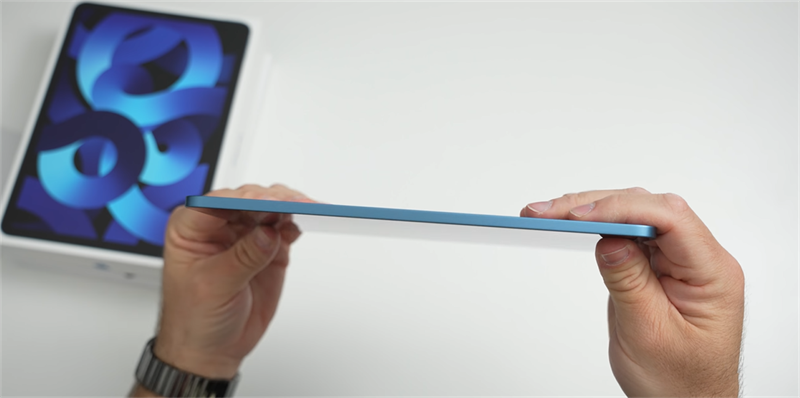Cạnh trái của của iPad Air 5 2022. Nguồn: zollotech. Cạnh trái của của iPad Air 5 2022. Nguồn: zollotech.