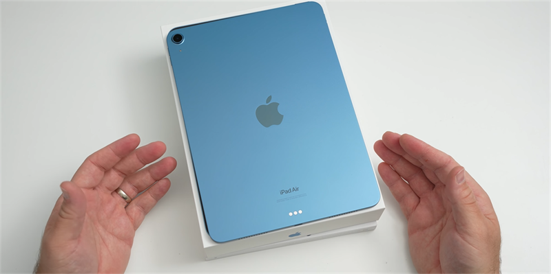 iPad Air 5 2022 vẫn được giữ nguyên những giá trị cốt lõi về ngoại hình của máy. Nguồn: zollotech. iPad Air 5 2022 vẫn được giữ nguyên những giá trị cốt lõi về ngoại hình của máy. Nguồn: zollotech.