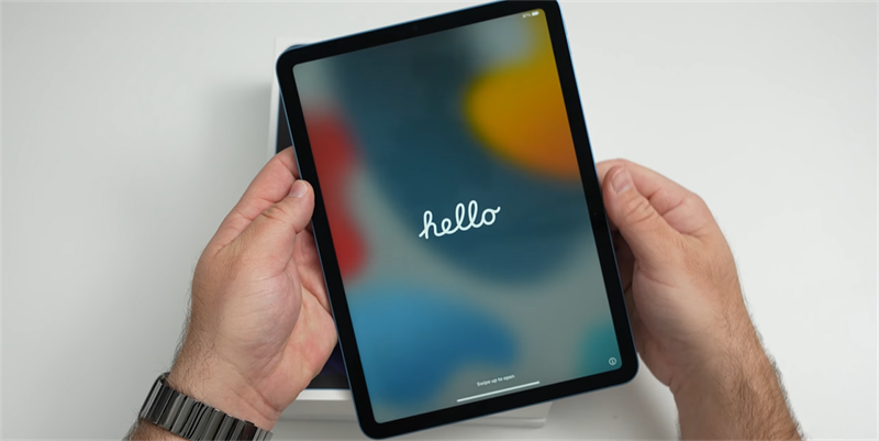 Viền màn hình trên iPad Air 5 2022 vẫn có một độ dày nhất định. Nguồn: zollotech. Viền màn hình trên iPad Air 5 2022 vẫn có một độ dày nhất định. Nguồn: zollotech.