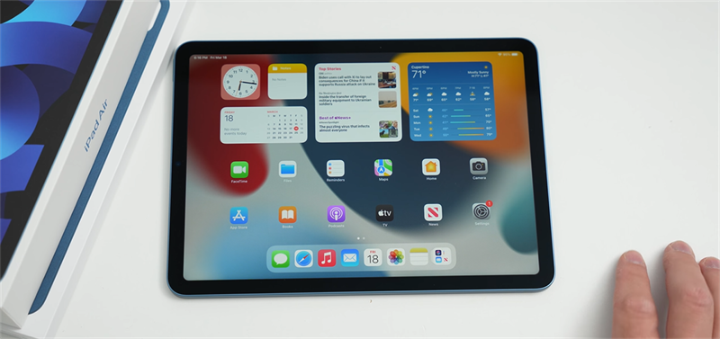 Màn hình trên iPad Air 5 2022 không có gì khác biệt so với phiên bản trước đó. Nguồn: zollotech. Màn hình trên iPad Air 5 2022 không có gì khác biệt so với phiên bản trước đó. Nguồn: zollotech.