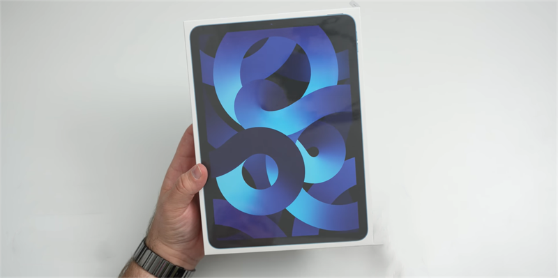 Hộp của iPad Air 5 2022 không có sự khác biệt so với những phiên bản trước. Nguồn: zollotech. Hộp của iPad Air 5 2022 không có sự khác biệt so với những phiên bản trước. Nguồn: zollotech.