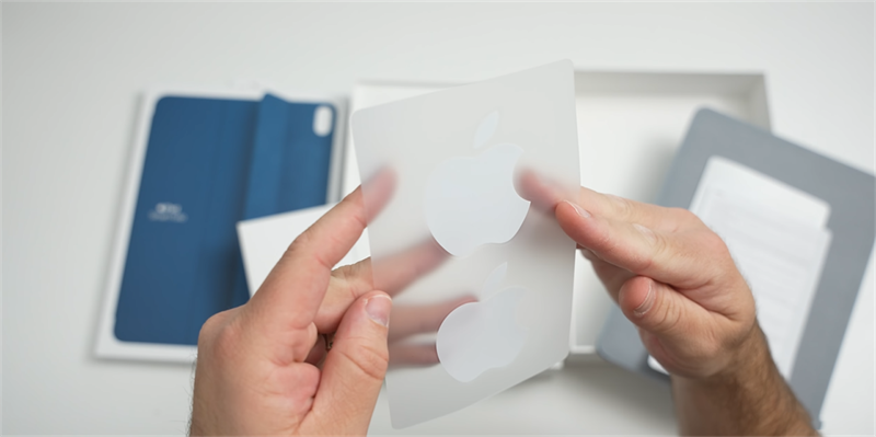 2 miếng dán sticker logo Apple được trang bị bên trong iPad Air 5 2022. Nguồn: zollotech. 2 miếng dán sticker logo Apple được trang bị bên trong iPad Air 5 2022. Nguồn: zollotech.