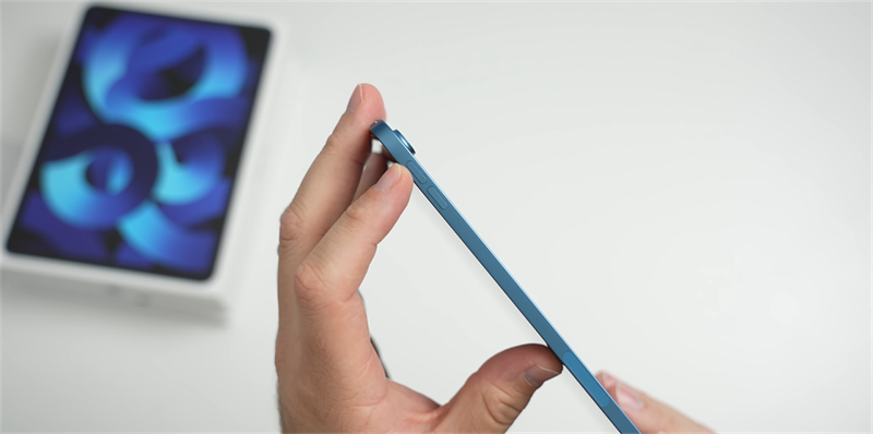 Cạnh phải của iPad Air 5 2022. Nguồn: zollotech. Cạnh phải của iPad Air 5 2022. Nguồn: zollotech.