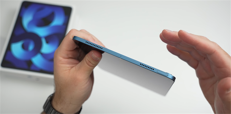 Cạnh trên của iPad Air 5 2022. Nguồn: zollotech. Cạnh trên của iPad Air 5 2022. Nguồn: zollotech.