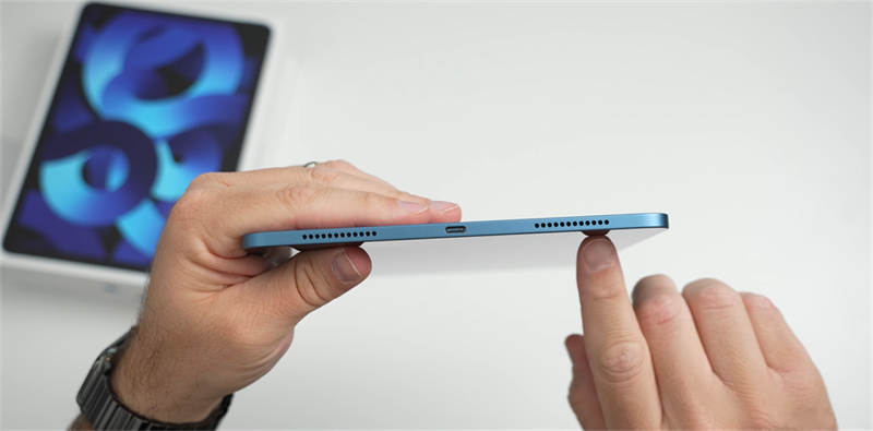 Cạnh dưới của iPad Air 5 2022. Nguồn: zollotech. Cạnh dưới của iPad Air 5 2022. Nguồn: zollotech.