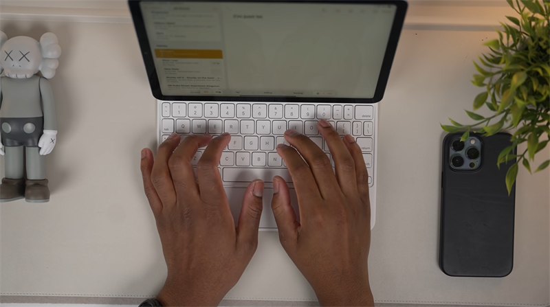 Kết hợp với Apple Magic Keyboard, iPad Air 5 2022 có thể biến thành một chiếc laptop 2-in-1. Nguồn: Shevon Salmon. Kết hợp với Apple Magic Keyboard, iPad Air 5 2022 có thể biến thành một chiếc laptop 2-in-1. Nguồn: Shevon Salmon.