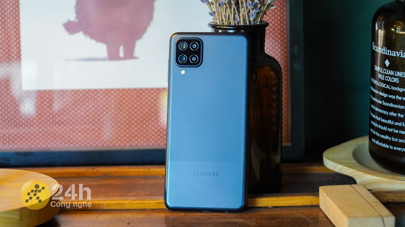 Thiết kế của Galaxy A12 vẫn rất trẻ trụng, hiện đại ở thời điểm hiện tại. 