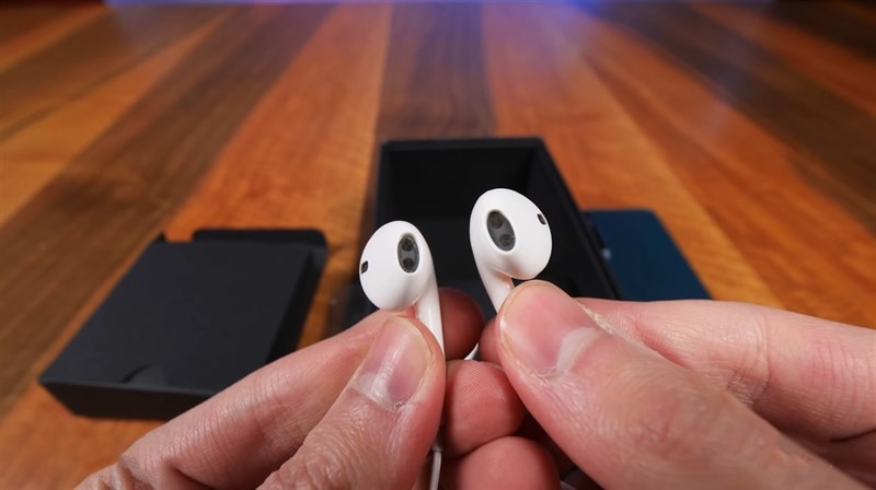 Thiết kế của tai nghe này có nhiều nét tương đồng với tai nghe Earpods của Apple quá nhỉ? Nguồn: Zoomit.