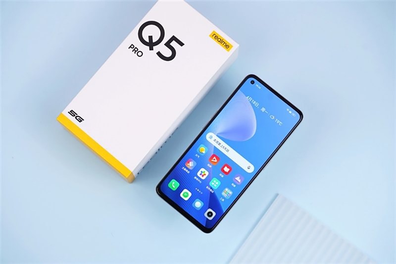 Trên tay Realme Q5 Pro: Giá 6.8 triệu, Snapdragon 870, sạc nhanh 80 W