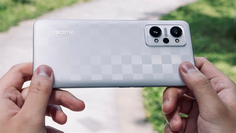 Trên tay Realme Q5 Pro: Giá 6.8 triệu, Snapdragon 870, sạc nhanh 80 W