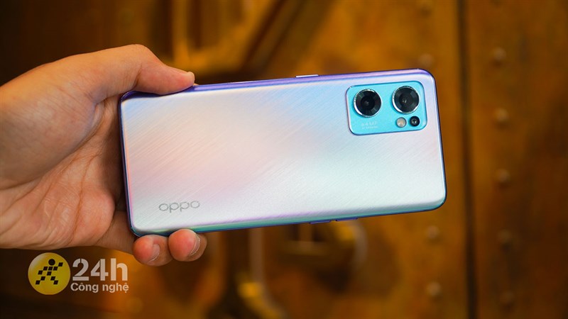 OPPO Reno7 5G sở hữu một thiết kế độc đáo với màu mặt lưng gradient đổi màu