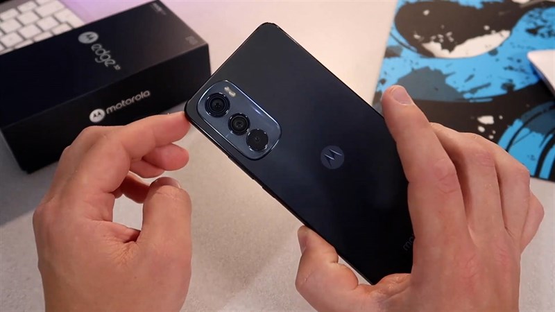 Motorola Edge 30 có ngôn ngữ thiết kế tương đồng với Motorola Edge 30 Pro Motorola Edge 30 có ngôn ngữ thiết kế tương đồng với Motorola Edge 30 Pro