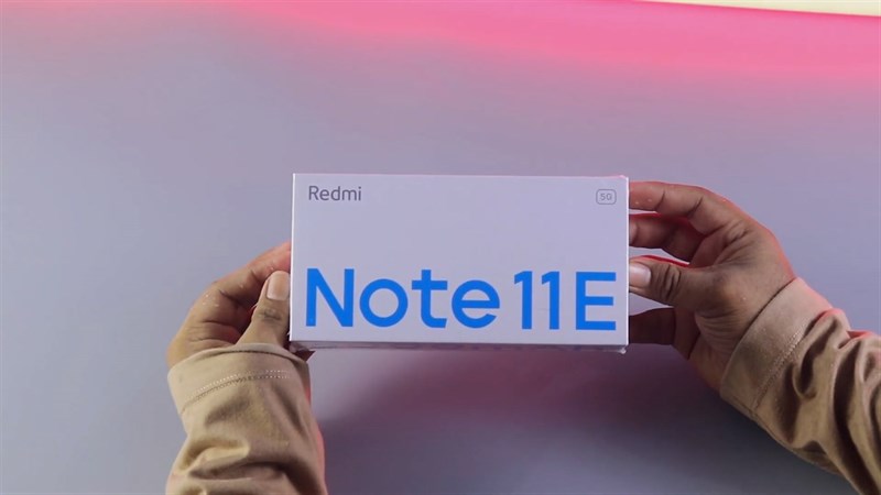 Hộp đựng Redmi Note 11E 5G không có hình ảnh sản phẩm mà tên sản phẩm được in lớn và có màu sắc nổi bật