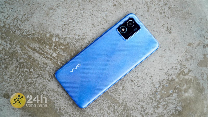 Vivo Y01 trông nổi bật hơn với phần mặt lưng có những đường line sáng lấp lánh