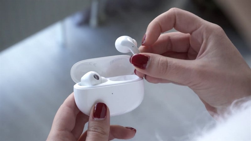 Hộp sạc của Xiaomi Buds 3T Pro có thiết kế dạng bầu dục giúp cầm nắm thoải mái Hộp sạc của Xiaomi Buds 3T Pro có thiết kế dạng bầu dục giúp cầm nắm thoải mái