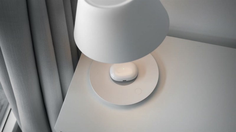 Bạn có thể sạc điện một cách tiện lợi cho hộp sạc của Xiaomi Buds 3T Lite nhờ công nghệ sạc không dây được tích hợp Bạn có thể sạc điện một cách tiện lợi cho hộp sạc của Xiaomi Buds 3T Lite nhờ công nghệ sạc không dây được tích hợp