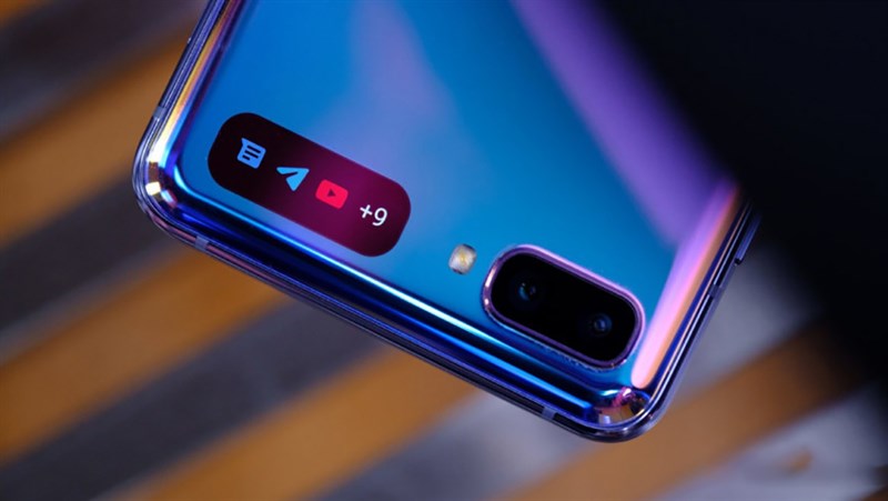 Màn hình phụ 1.06 inch trên Galaxy Z Flip đời đầu Màn hình phụ 1.06 inch trên Galaxy Z Flip đời đầu