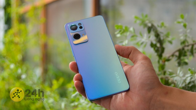 Máy có độ mỏng chỉ 7.5 mm nên cảm giác cầm OPPO Reno7 Pro 5G trên tay khá thoải mái