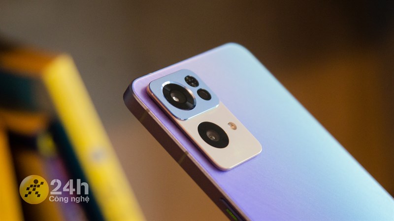 Cụm camera là điểm nhấn chính trên mặt lưng của OPPO Reno7 Pro 5G