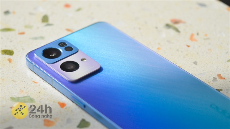 Mặt lưng OPPO Reno7 Pro 5G được hoàn thiện với những họa tiết phay xước lấy cảm hứng từ những ngôi sao băng