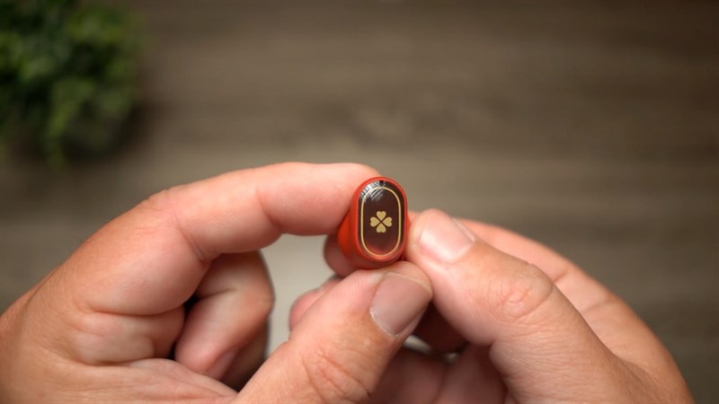 Phần housing được in họa tiết cỏ bốn lá là nơi tương tác giữa người dùng và POCO Buds Pro Genshin Impact Edition Phần housing được in họa tiết cỏ bốn lá là nơi tương tác giữa người dùng và POCO Buds Pro Genshin Impact Edition