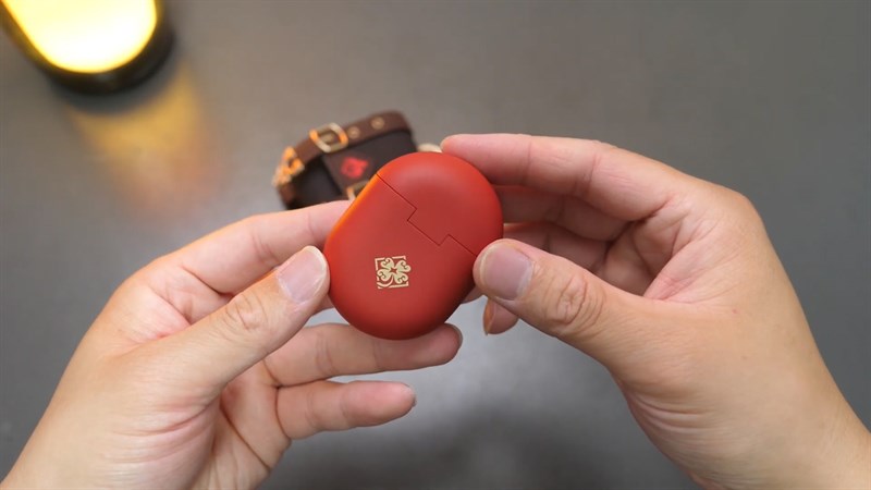 Mặt sau của hộp sạc được in họa tiết cỏ bốn lá cực kỳ dễ thương Mặt sau của hộp sạc được in họa tiết cỏ bốn lá cực kỳ dễ thương