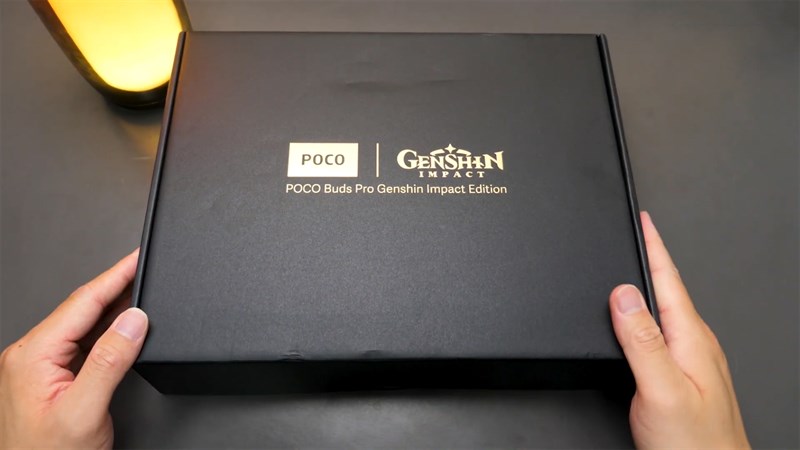 Phần hộp đựng khá lớn của POCO Buds Pro Genshin Impact Edition Phần hộp đựng khá lớn của POCO Buds Pro Genshin Impact Edition