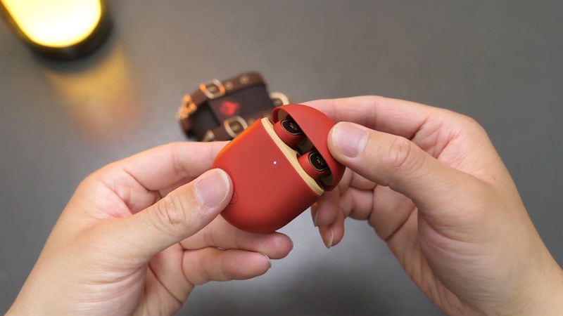Hộp sạc của POCO Buds Genshin Impact Edition với thiết kế hình bầu dùng cùng màu đỏ chủ đạo đẹp mắt POCO Buds Genshin Impact Edition với thiết kế hình bầu dùng cùng màu đỏ chủ đạo đẹp mắt