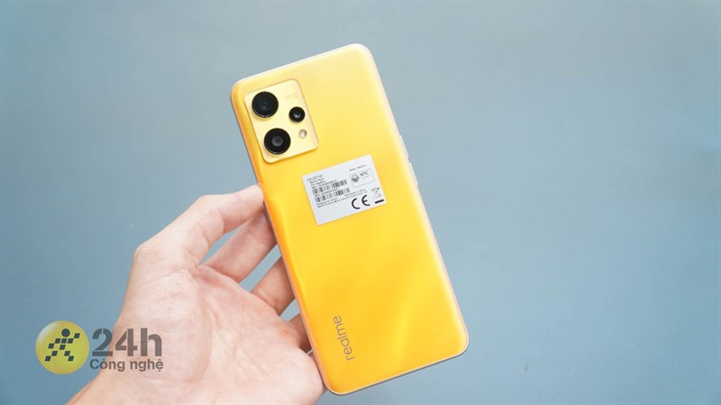 Mặt lưng ấn tượng với thiết kế Ripple Holographic của realme 9 Mặt lưng ấn tượng với thiết kế Ripple Holographic của realme 9