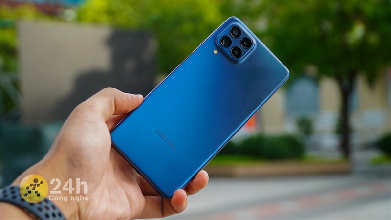 Với mặt lưng làm từ nhựa thì Galaxy M53 5G có khối lượng khá nhẹ và mang lại cảm giác cầm nắm tương đối thoải mái Với mặt lưng làm từ nhựa thì Galaxy M53 5G có khối lượng khá nhẹ và mang lại cảm giác cầm nắm tương đối thoải mái