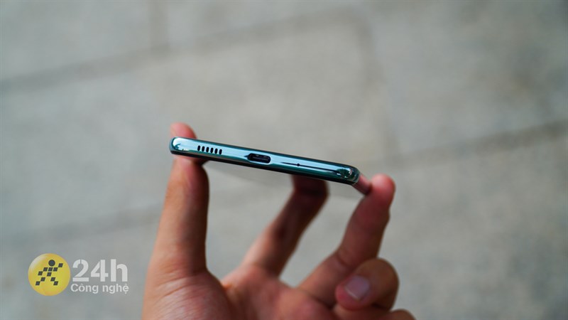 Cạnh đáy của Galaxy M53 5G là nơi đặt loa ngoài, mic thoại và cổng sạc USB Type-C Cạnh đáy của Galaxy M53 5G là nơi đặt loa ngoài, mic thoại và cổng sạc USB Type-C